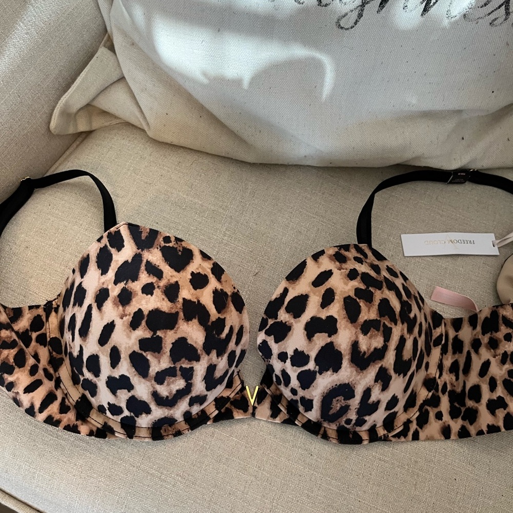New wtags!!!! Victoria's Secret Leopard Print Bra with Black Straps